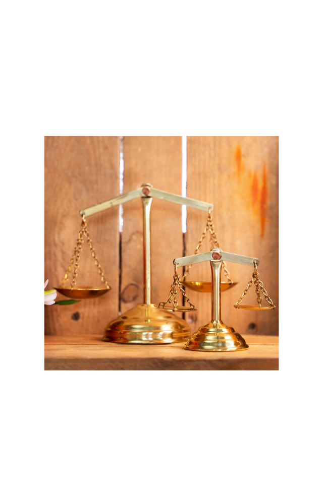 balança da justiça em latão – edição artesanal | tamanho grande