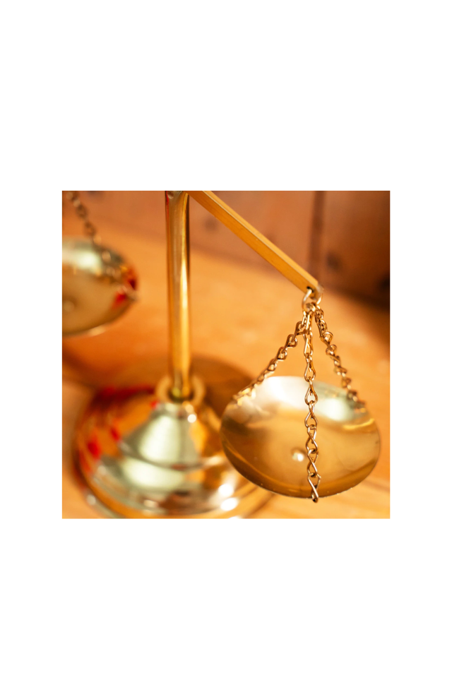 balança da justiça em latão – edição artesanal | tamanho grande